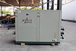 是不是渦旋式冷水機，看有沒有氣壓表就知道了